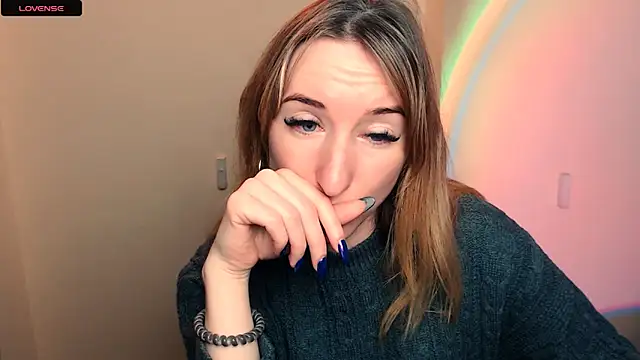 Snapshot of AmandaSell chatting on 10.26.25 AmandaSell online show from 10.26.25