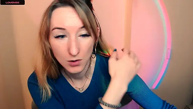 Snapshot of AmandaSell chatting on 10.27.25 AmandaSell online show from 10.27.25