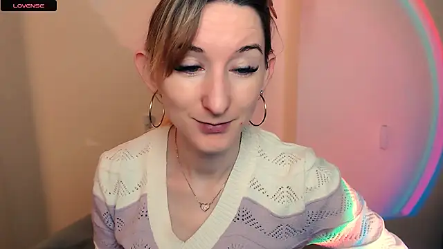 Snapshot of AmandaSell chatting on 10.29.25 AmandaSell online show from 10.29.25