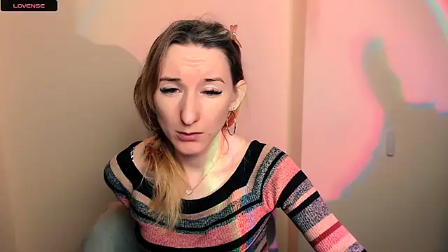 Snapshot of AmandaSell chatting on 10.30.25 AmandaSell online show from 10.30.25