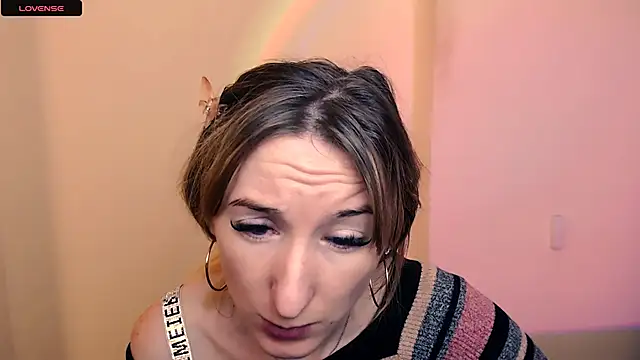 Snapshot of AmandaSell chatting on 10.31.25 AmandaSell online show from 10.31.25