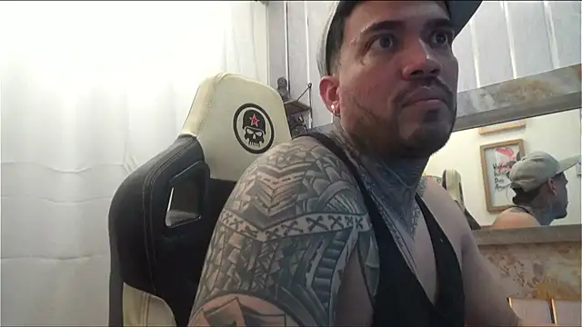 Snapshot of Angel_sex_latin chatting on 10.31.25 Angel sex latin online show from 10.31.25