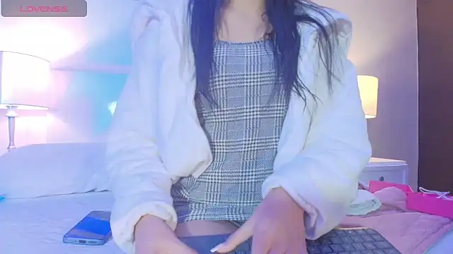 Snapshot of Tamaraakins chatting on 10.05.25 Tamaraakins online show from 10.05.25