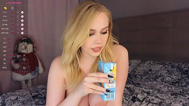 Snapshot of AsteriaHamel chatting on 01.28.25 AsteriaHamel online show from 01.28.25