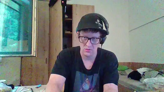 Snapshot of Bigthroaterboy chatting on 09.08.25 Bigthroaterboy online show from 09.08.25