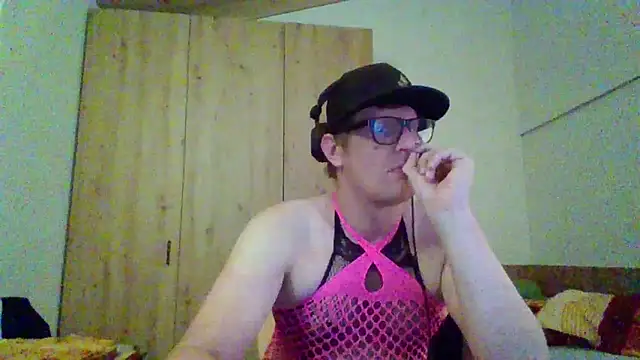 Snapshot of Bigthroaterboy chatting on 09.14.25 Bigthroaterboy online show from 09.14.25