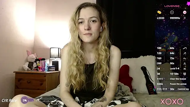 Snapshot of EllieeRose chatting on 02.22.25 EllieeRose online show from 02.22.25