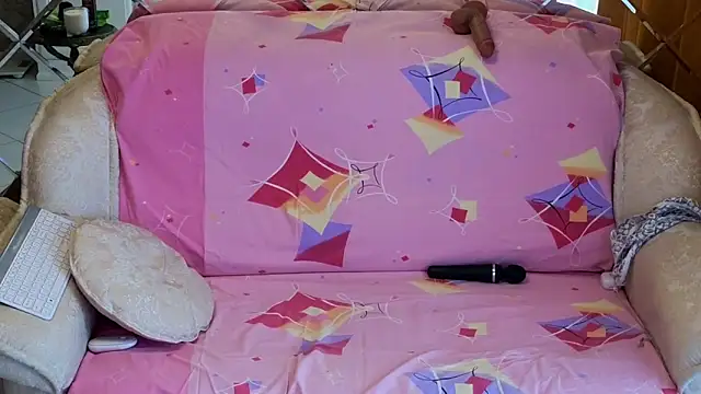 Snapshot of BEST-1 chatting on 10.24.25 BEST-1 online show from 10.24.25