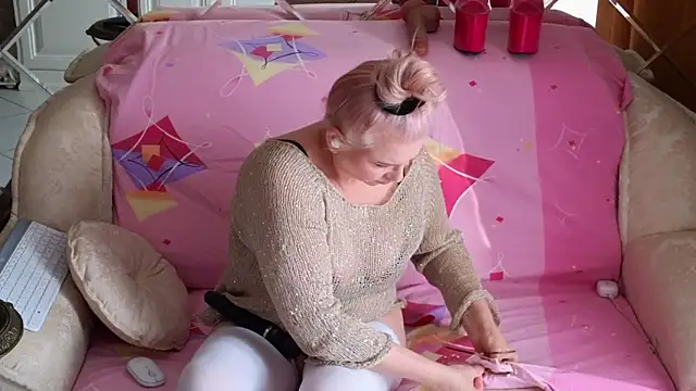 Snapshot of BEST-1 chatting on 10.27.25 BEST-1 online show from 10.27.25