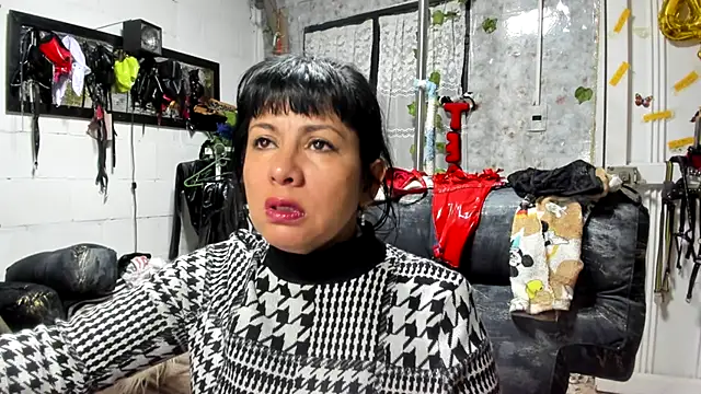 Snapshot of Erlinda-engel chatting on 09.22.25 Erlinda-engel online show from 09.22.25