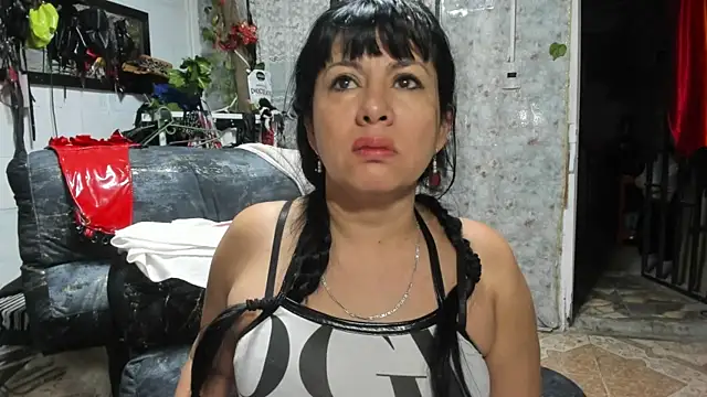 Snapshot of Erlinda-engel chatting on 09.26.25 Erlinda-engel online show from 09.26.25