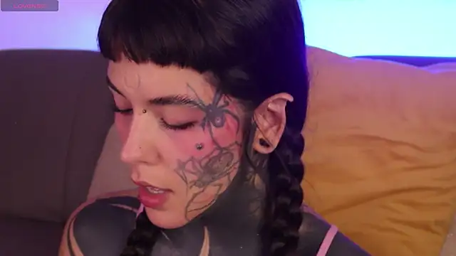 Snapshot of SylveonFox chatting on 09.29.25 SylveonFox online show from 09.29.25