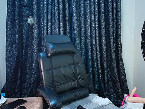 Snapshot of ebony_shilly3 chatting on 10.10.25 ebony shilly3 online show from 10.10.25