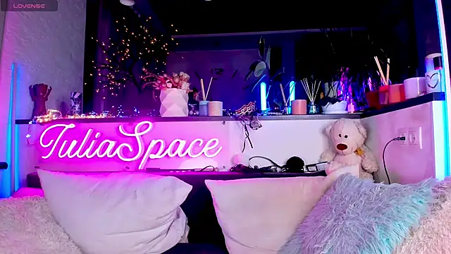  JuliaSpace  online show from 12.14.24