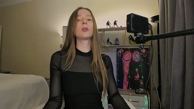 Snapshot of CharlotteWells chatting on 01.10.25 CharlotteWells online show from 01.10.25