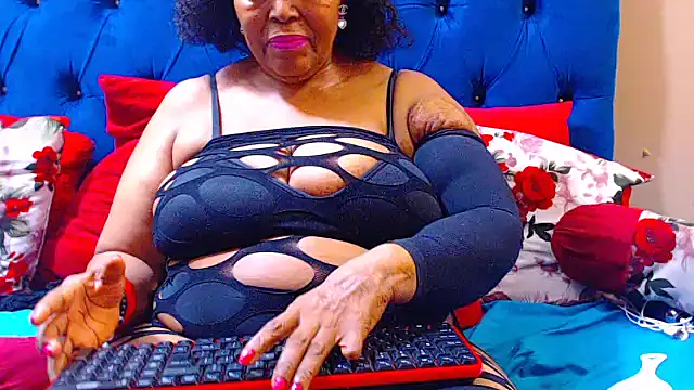 Snapshot of ebonycandy10 chatting on 10.26.25 ebonycandy10 online show from 10.26.25