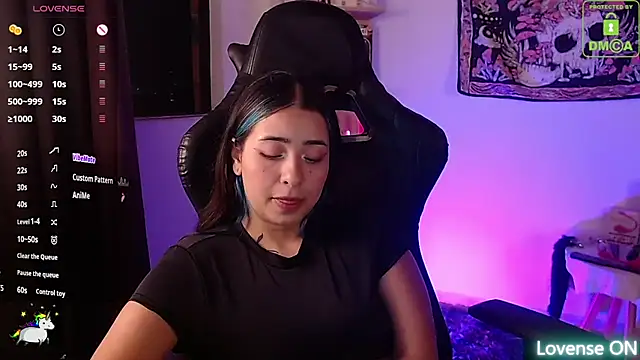 Snapshot of sweetcoralinee chatting on 10.15.25 sweetcoralinee online show from 10.15.25