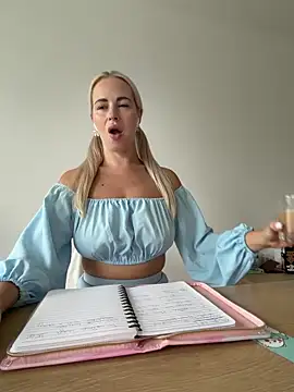 streetdoll online show from 10.09.25