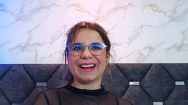 Snapshot of ThaniaJones chatting on 03.10.25 ThaniaJones online show from 03.10.25