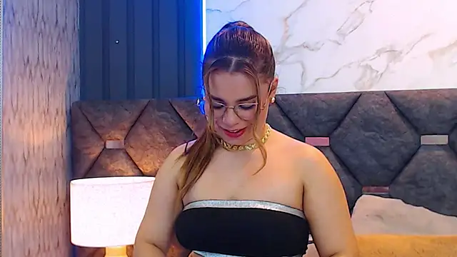 Snapshot of ThaniaJones chatting on 03.12.25 ThaniaJones online show from 03.12.25