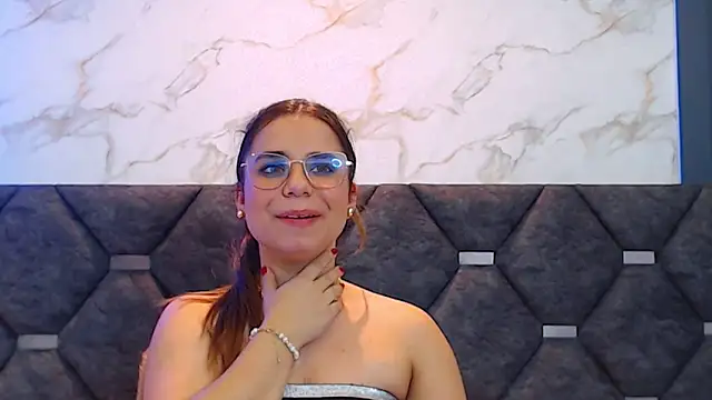 Snapshot of ThaniaJones chatting on 03.12.25 ThaniaJones online show from 03.12.25