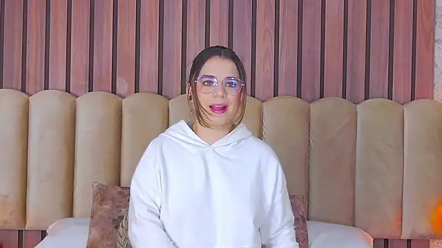 Snapshot of ThaniaJones chatting on 09.17.25 ThaniaJones online show from 09.17.25