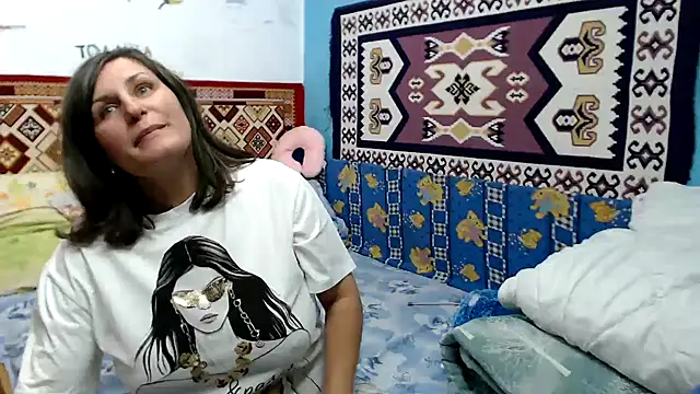 AdelineBlueEyes online show from 10.04.25