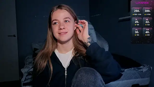 Snapshot of candy_maggie chatting on 11.06.25 candy maggie online show from 11.06.25