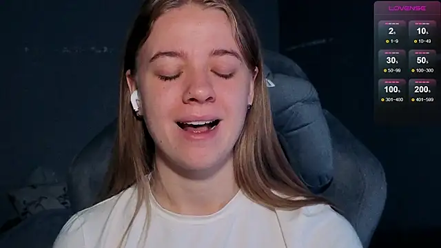 Snapshot of candy_maggie chatting on 11.13.25 candy maggie online show from 11.13.25