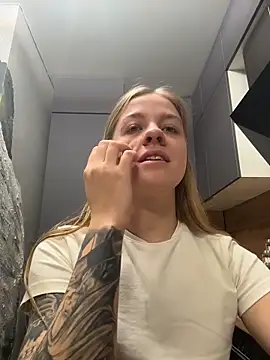 Snapshot of candy_maggie chatting on 11.22.25 candy maggie online show from 11.22.25