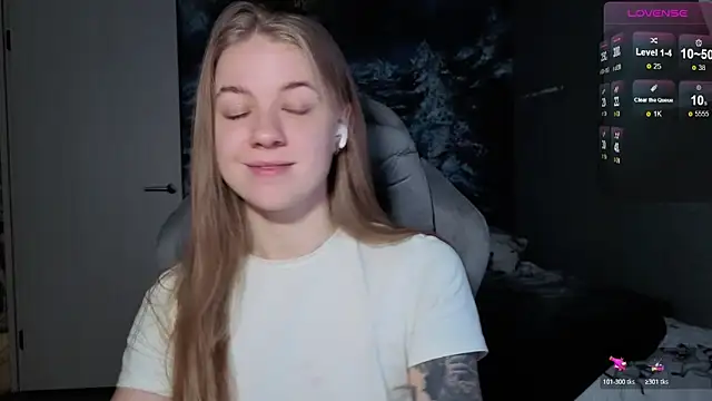 Snapshot of candy_maggie chatting on 12.16.25 candy maggie online show from 12.16.25