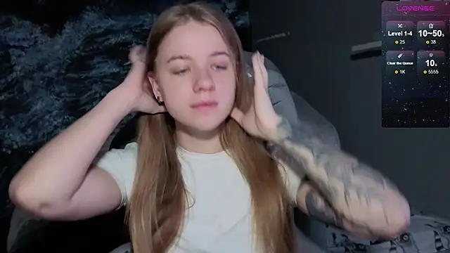 Snapshot of candy_maggie chatting on 12.17.25 candy maggie online show from 12.17.25