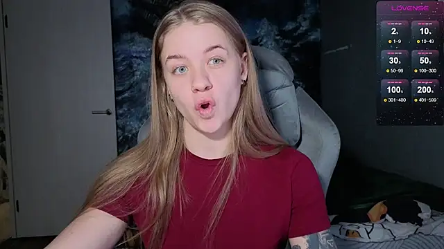 Snapshot of candy_maggie chatting on 12.21.25 candy maggie online show from 12.21.25