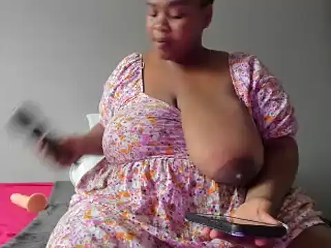 Snapshot of ThickLeeyanaX chatting on 12.18.24 ThickLeeyanaX online show from 12.18.24