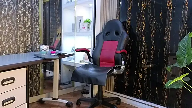 Snapshot of MissEscarleth chatting on 09.30.25 MissEscarleth online show from 09.30.25