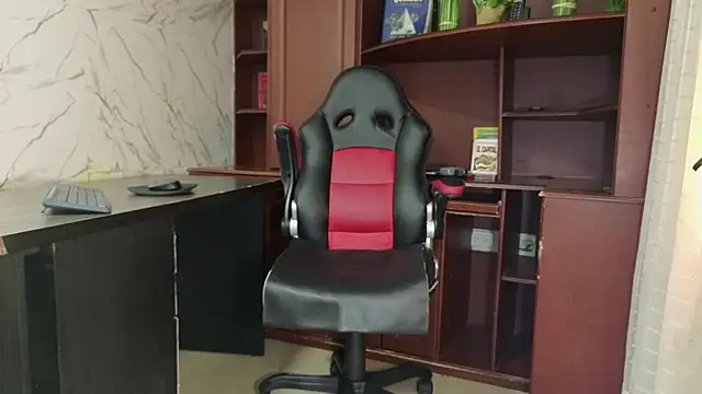 Snapshot of MissEscarleth chatting on 10.18.25 MissEscarleth online show from 10.18.25