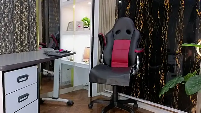 Snapshot of MissEscarleth chatting on 10.21.25 MissEscarleth online show from 10.21.25