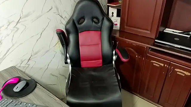 Snapshot of MissEscarleth chatting on 10.31.25 MissEscarleth online show from 10.31.25