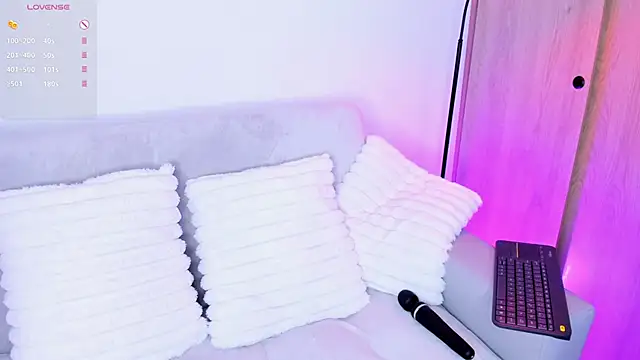 Snapshot of meow_moon_ chatting on 10.27.25 meow moon  online show from 10.27.25