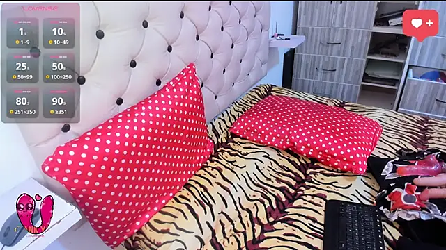 Krystal Cruz online show from 01.04.25