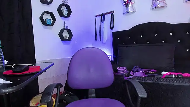 LucyStrike  online show from 11.19.25