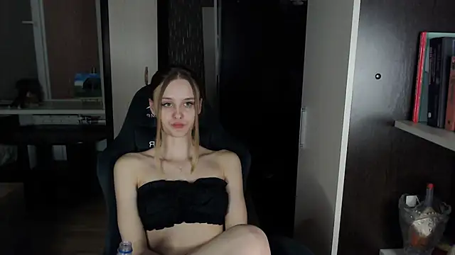 Snapshot of _Sansa_stark_ chatting on 02.28.25  Sansa stark  online show from 02.28.25