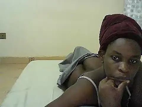 Snapshot of princess-cutie12 chatting on 03.21.25 princess-cutie12 online show from 03.21.25