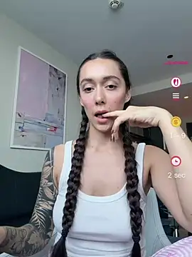Snapshot of emiliasommer chatting on 06.19.26 emiliasommer online show from 06.19.26