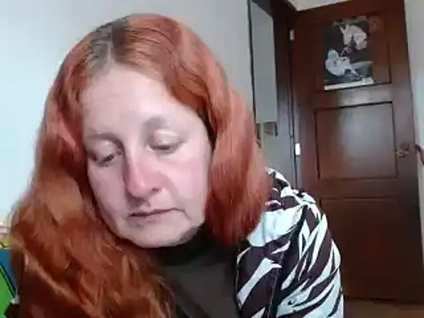 Snapshot of ViioletaMora chatting on 10.14.25 ViioletaMora online show from 10.14.25