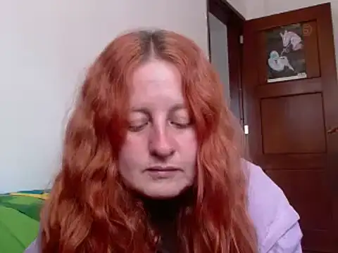 Snapshot of ViioletaMora chatting on 10.15.25 ViioletaMora online show from 10.15.25