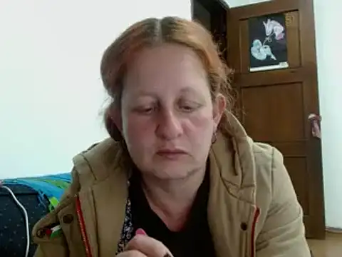 Snapshot of ViioletaMora chatting on 10.17.25 ViioletaMora online show from 10.17.25