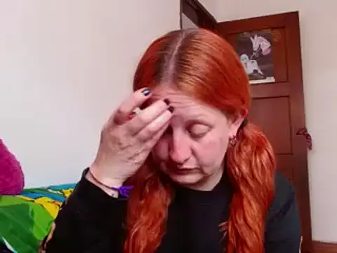 Snapshot of ViioletaMora chatting on 10.20.25 ViioletaMora online show from 10.20.25