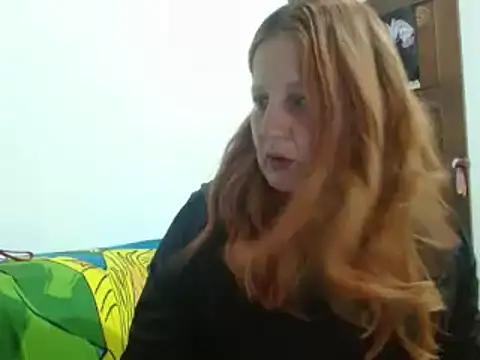 Snapshot of ViioletaMora chatting on 10.28.25 ViioletaMora online show from 10.28.25