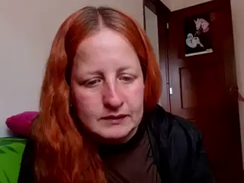 Snapshot of ViioletaMora chatting on 10.28.25 ViioletaMora online show from 10.28.25